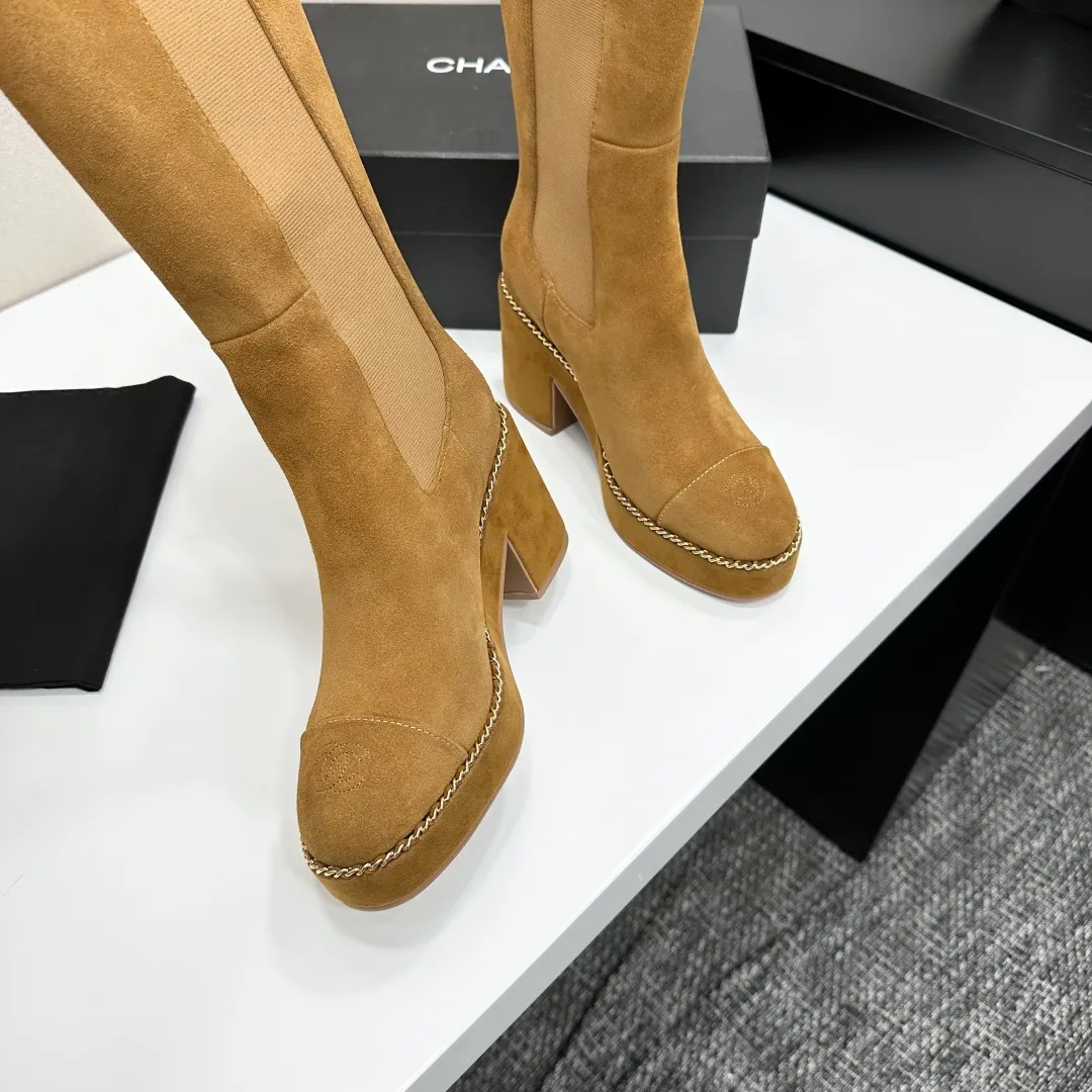 👟👟Ex-factory price 960👟👟 CHANEL Xiaoxiang 2024 autumn and winter sheepskin boots high boots knight boots The version is also the basic version of the Martin boots, neat and handsome. The upper is made of cowhide, super soft against the skin, wide and full, handsome and comfortable. The lining is soft water-dyed cowhide. The sole is original rubber outsole. Exclusive top quality 35-39. 40 customized